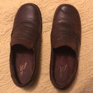 Easy street comfort wave brown mules